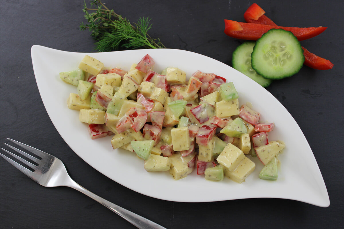 Rezept: Käsesalat mit Gartenkräuter-Dressing