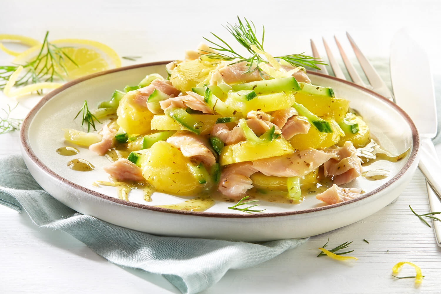Rezept: Kartoffel-Gurkensalat mit Lachs